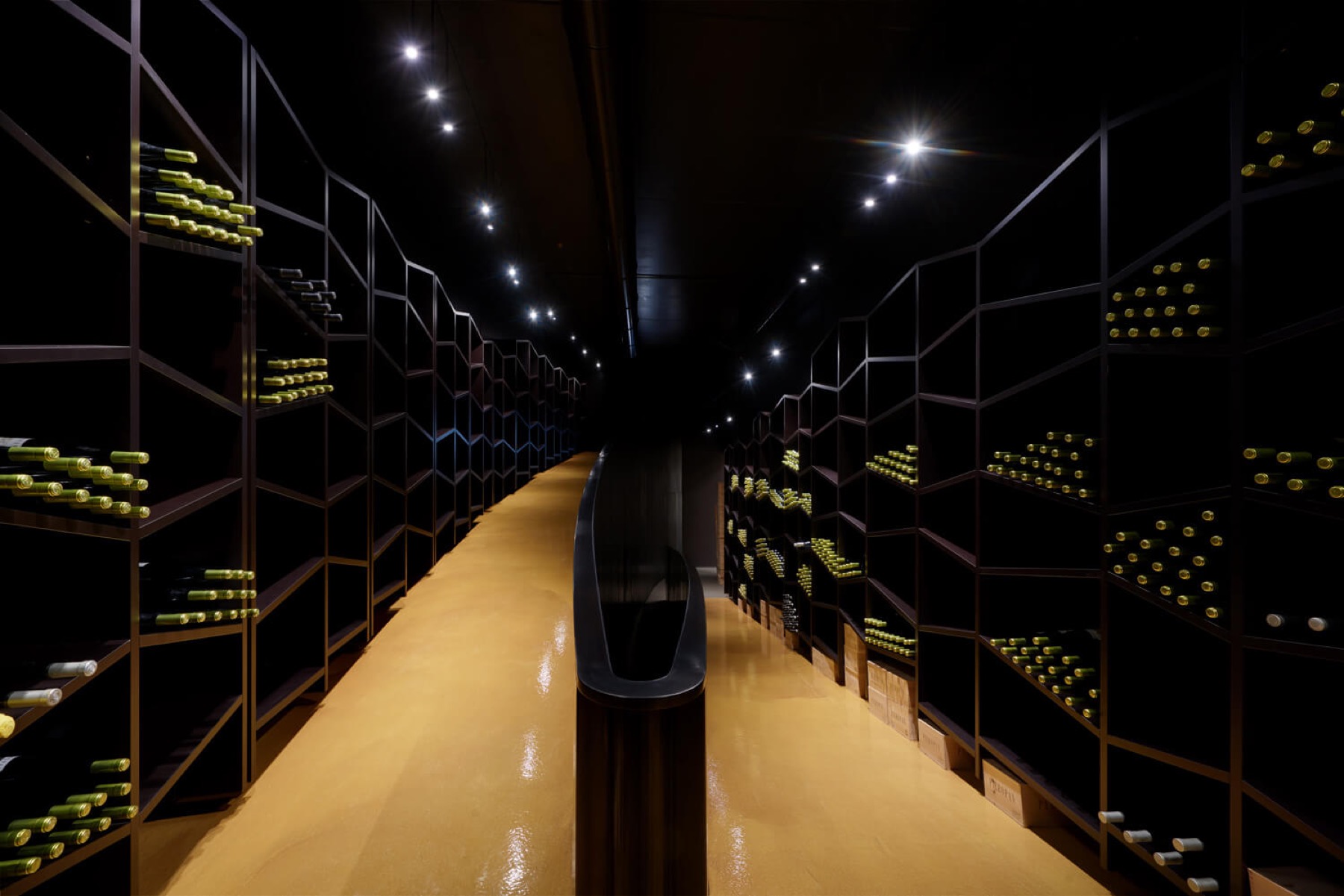 La bottaia ipogea della Cantina Leonildo Pieropan, con le bottiglie in affinamento lungo il corridoio.